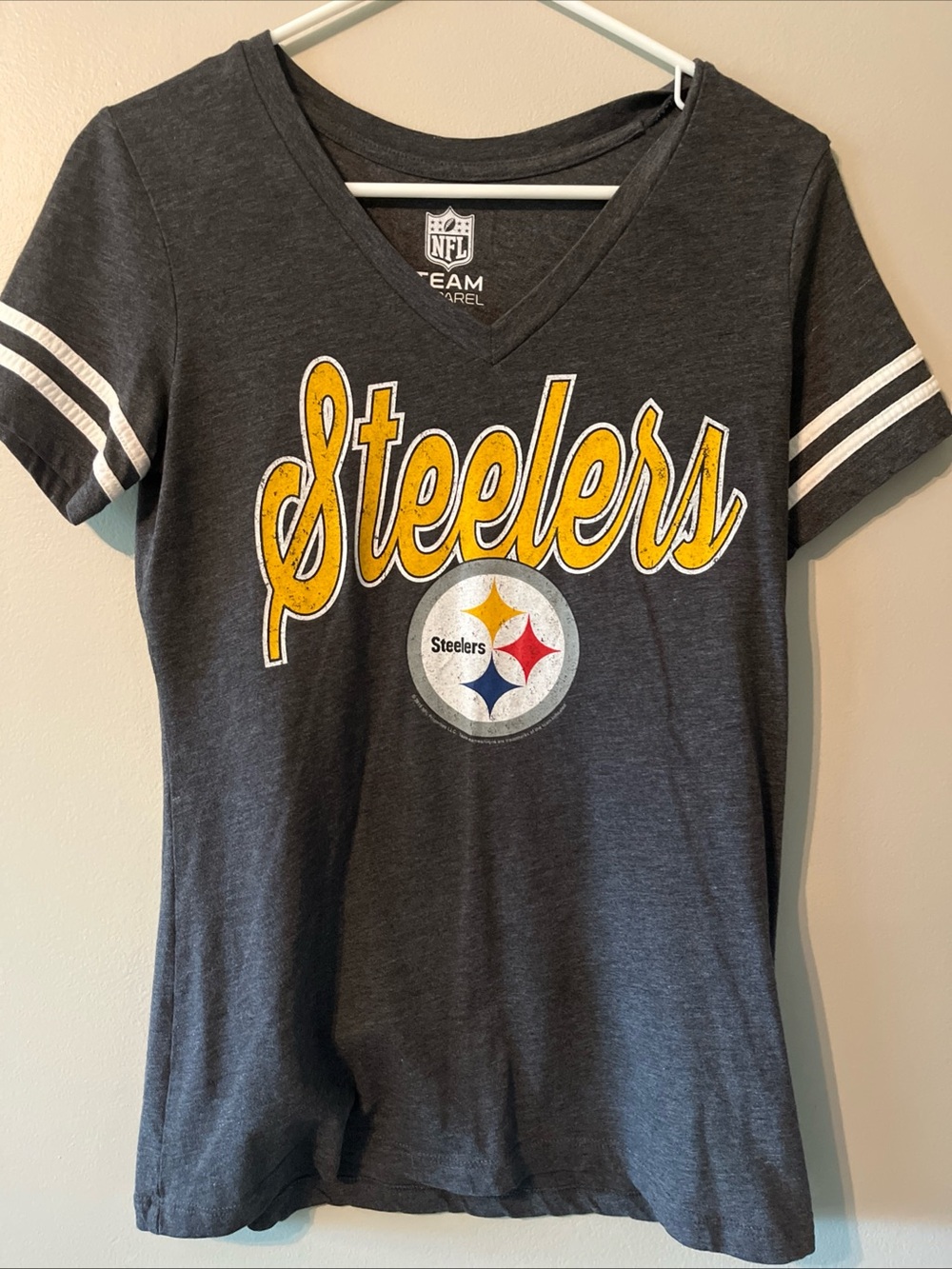 Pittsburgh Steelers NFL Team Apparel Ladies V Neck Gray T Shirt Small